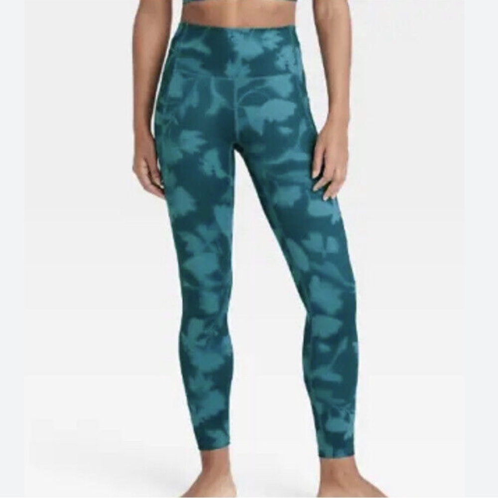 Women’s All In Motion teal floral leaf pattern Leggings Size Medium